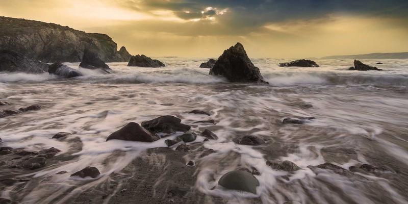 数据中心网络架构演进：从传统三层到叶脊拓扑的性能与弹性深度解析